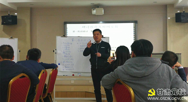 哲学教研部组织开展中青(二)班结构化研讨
